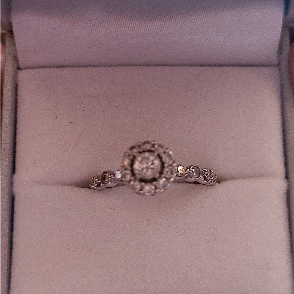 14 karat white gold round halo diamond engagement ring Size 7.5
